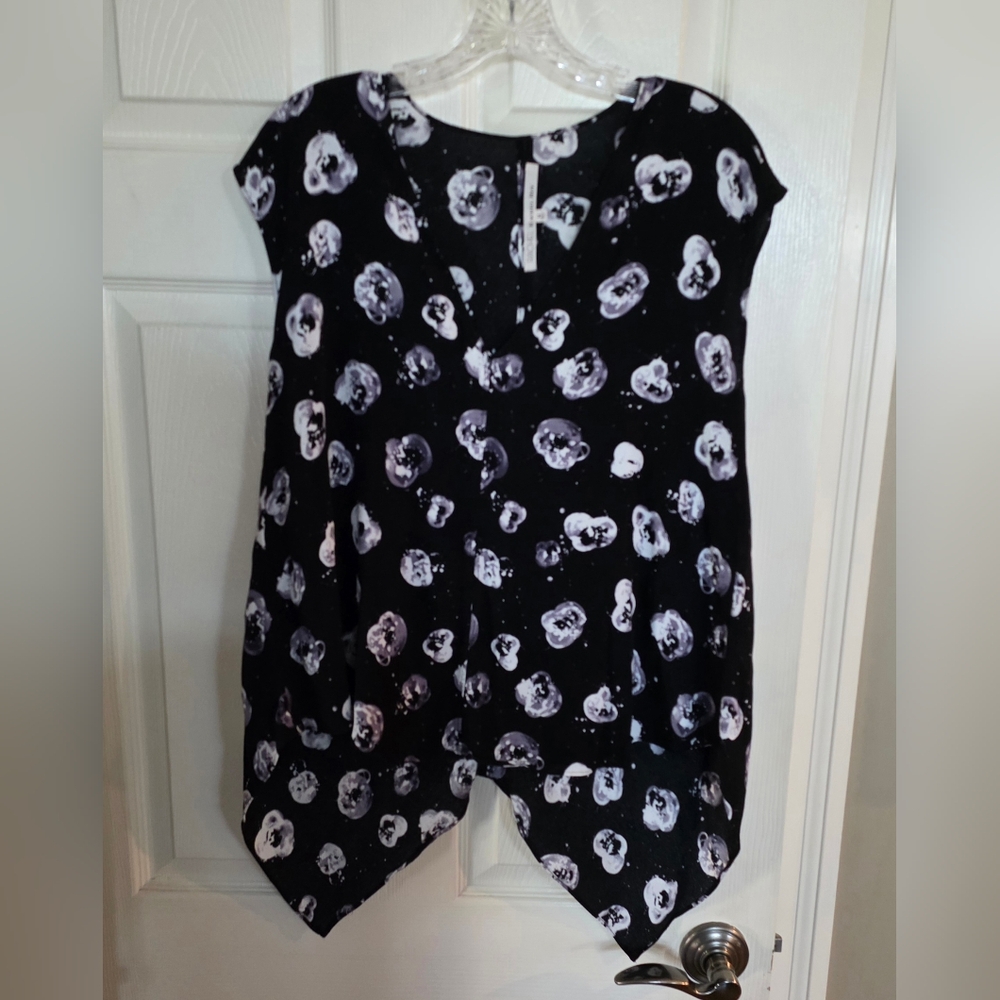 Rachel Roy Black White Floral Dot Handkerchief Hem Blouse Medium